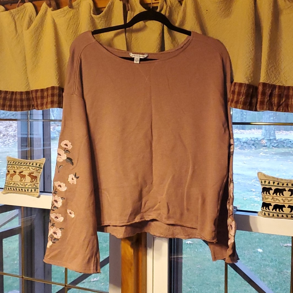 American Eagle bell flower shirt